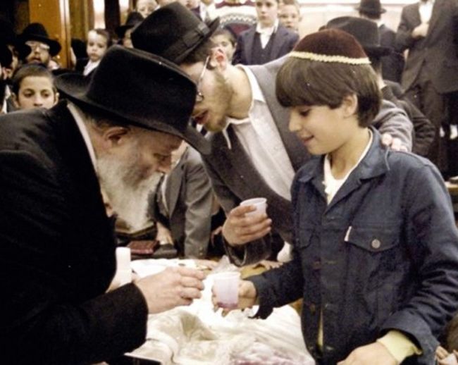 The Rebbe distributing kos shel bracha